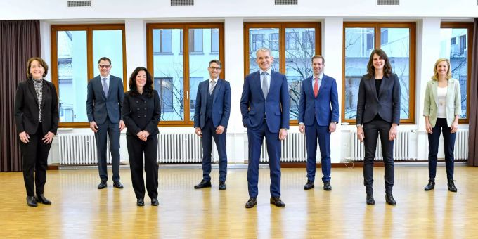 Die Regierungsmitglieder der neuen Legislaturperiode im Sitzungssaal nach der Departementsverteilung. Von links nach rechts: Barbara Schüpbach-Guggenbühl (Staatsschreiberin), Kaspar Sutter, Tanja Soland, Lukas Engelberger, Beat Jans, Conradin Cramer, Stephanie Eymann, Esther Keller.