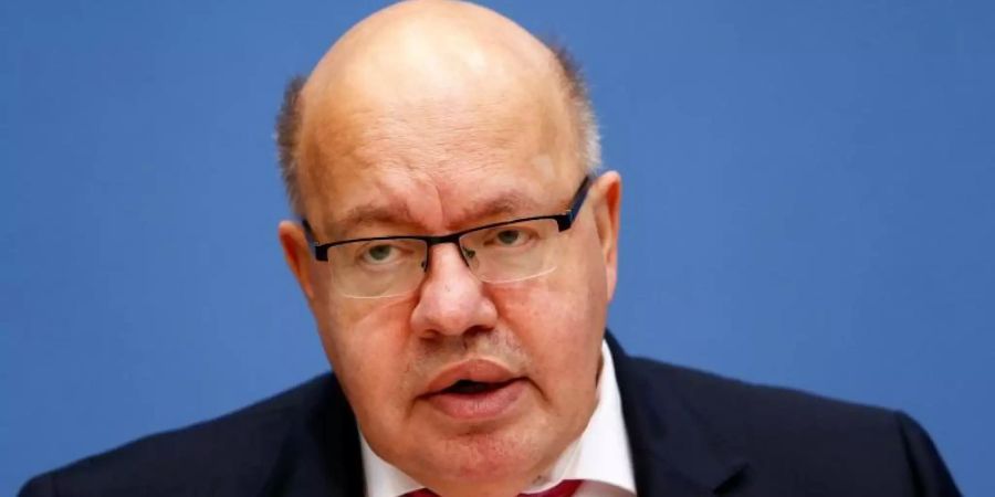 Der Bundesminister für Wirtschaft Peter Altmaier (CDU) ist der Meinung, dass bei hohen Coronazahlen sich Lockerungen verbieten. Foto: Michele Tantussi/Reuters-Pool/dpa