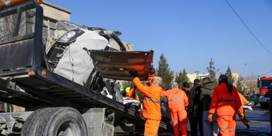 Aufräumarbeiten nach Bombenanschlag in Kabul am Dienstag