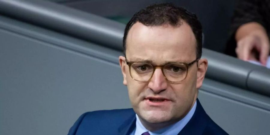 Bundesgesundheitsminister Jens Spahn spricht in einer Plenarsitzung im Deutschen Bundestag. Foto: Bernd von Jutrczenka/dpa