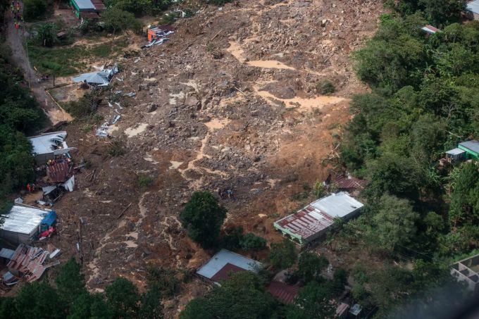 Blick auf die Auswirkungen eines Erdrutsches im Dorf Queja in Guatemala ausgelöst durch heftige Regenschauer in Begleitung von Tropensturm «Eta». Tropensturm «Eta» - Guatemala