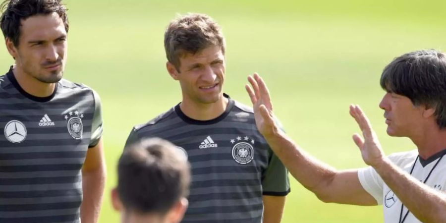 Mats Hummels (l) und Thomas Müller (M) werden auch weiter nicht ins DFB-Team zurückkehren. Foto: Federico Gambarini/dpa