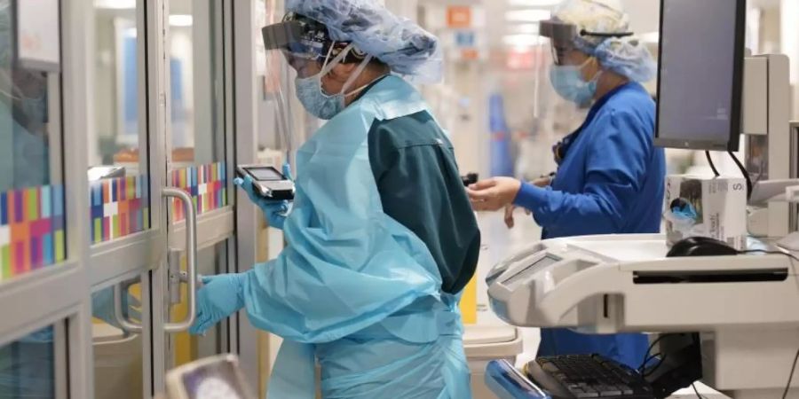 Zwei Gesundheitsmitarbeiterinnen in einem New Yorker Krankenhaus. In den USA gibt es mit 9,9 Millionen die weltweit meisten bestätigten Coronavirus-Infektionen. Foto: Seth Wenig/AP/dpa