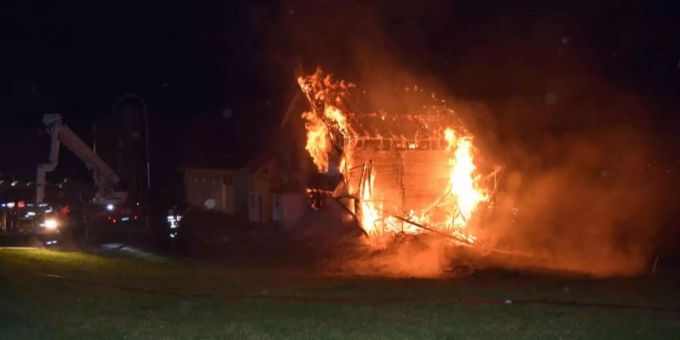 In Urnäsch AR ist am Dienstagabend ein unbewohntes Bauernhaus in Brand geraten. Kapo Appenzell Ausserrhoden