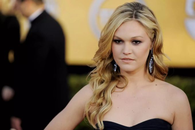 Julia Stiles posiert für ein Foto 2011. julia stiles