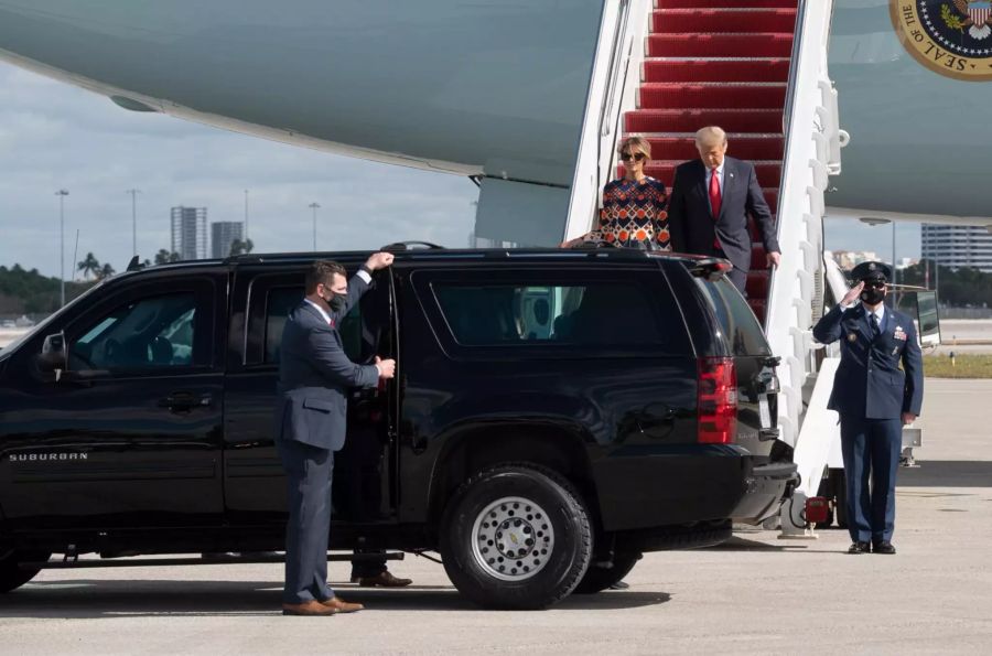 Donald Trump und Melania Trump verlassen ein letztes Mal die Air Force One.