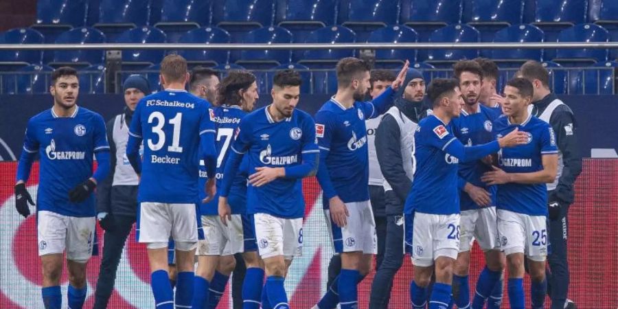 Die Schalker Spieler bejubeln das Tor zum 1:0 gegen die TSG 1899 Hoffenheim. Foto: Guido Kirchner/dpa