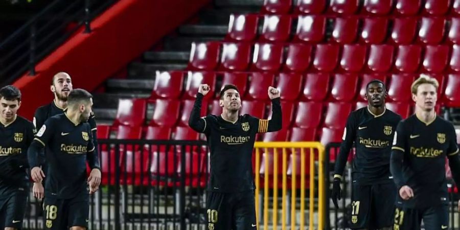 Barcelonas Lionel Messi (M) feiert nach dem dritten Tor seiner Mannschaft beim FC Granada. Foto: Jose Breton/AP/dpa