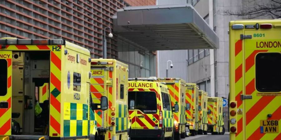 Krankenwagen vor dem Royal London Hospital. Foto: Aaron Chown/PA Wire/dpa