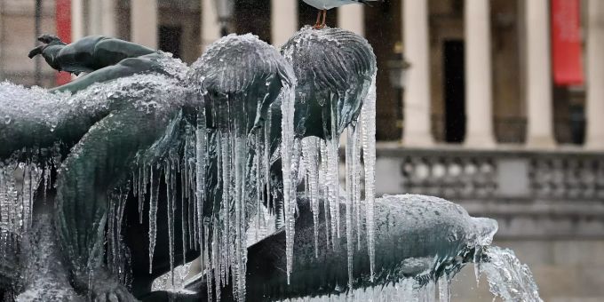 Gefrorene Statuen beim Trafalgar Square in London. UK hit by sub-zero temperatures, ice, snow and strong winds due to storm Darcy