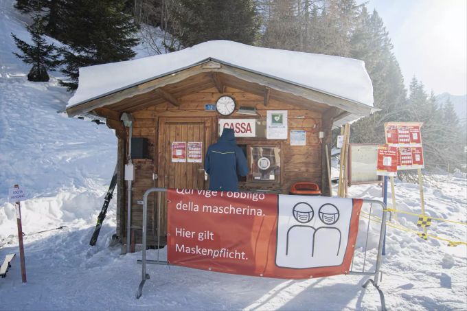 Wegen des Coronavirus kann es in Skigebieten Einschränkungen geben. CORONAVIRUS