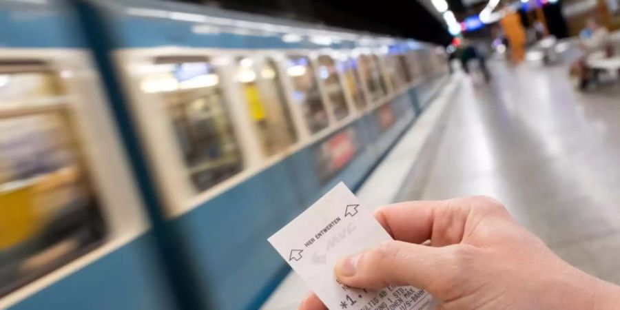 Für das Bus- und Bahnfahren im Nahverkehr müssen viele Deutsche im nächsten Jahr mehr bezahlen. Foto: Sven Hoppe/dpa