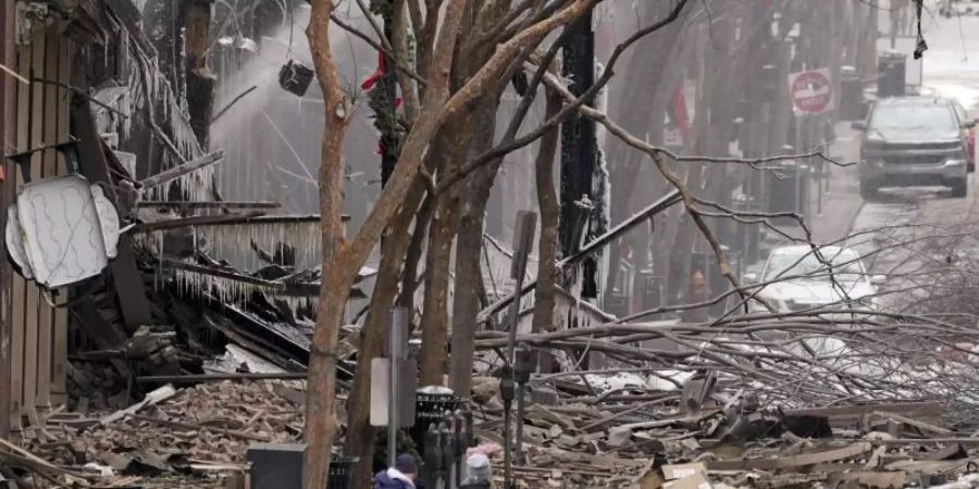 Heftige Explosion in der Innenstadt von Nashville: Einsatzkräfte sind am 1. Weihnachtsfeiertag vor Ort. Foto: Mark Humphrey/AP/dpa