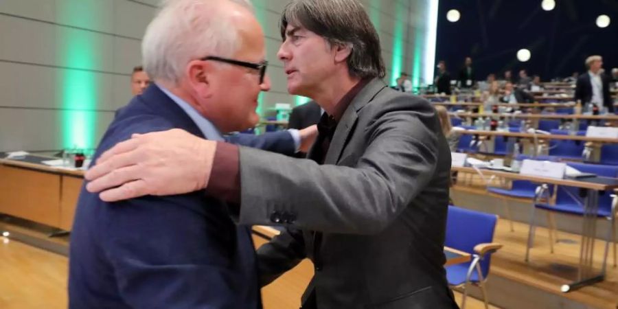 Haben sich ausgesprochen: Bundestrainer Joachim Löw (r) und DFB-Präsident Fritz Keller. Foto: Simon Hofmann/Getty Images Europe/DFB/dpa