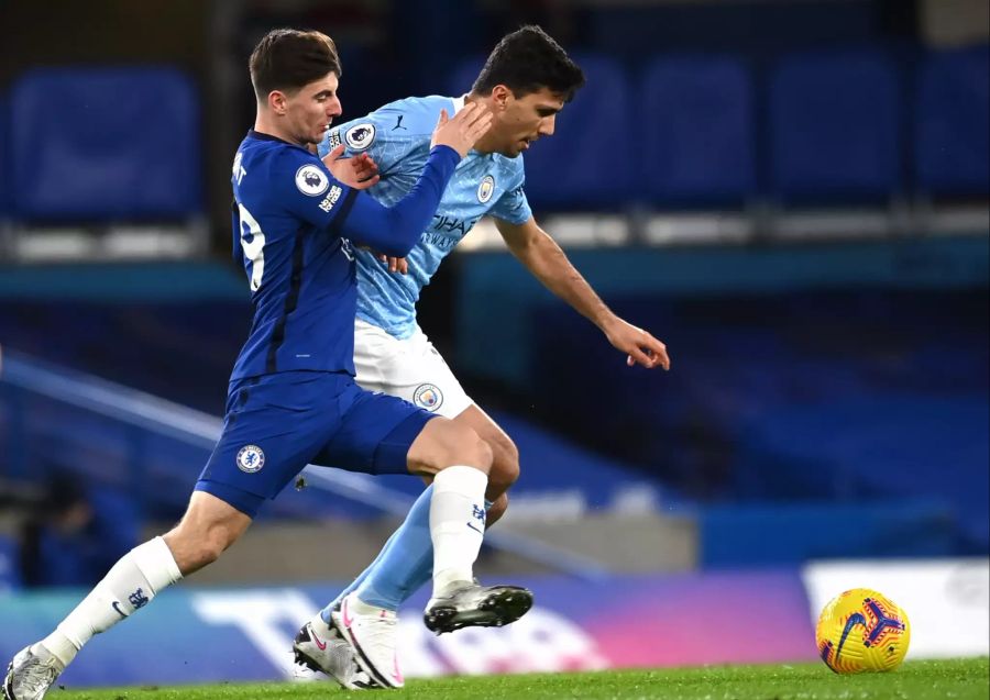 Chelseas Mason Mount (l.) wird von Rodrigo (r.) von Manchester City abgedrängt.