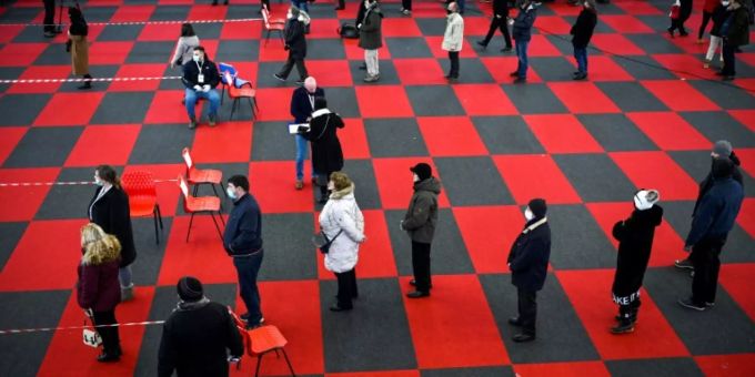 Warten vor den Wahlurnen Warten vor den Wahlurnen