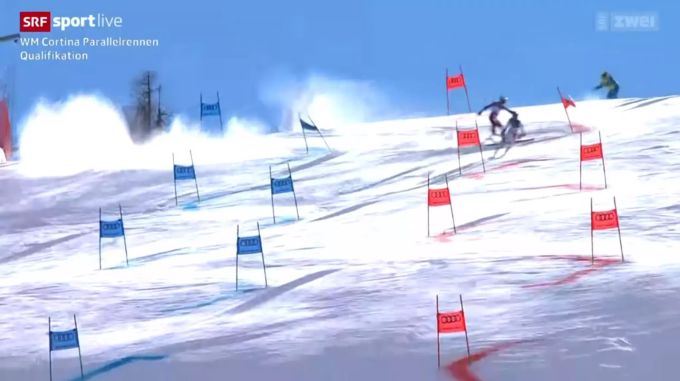 Loic Meillard wird beinahe abgeschossen. Loic Meillard