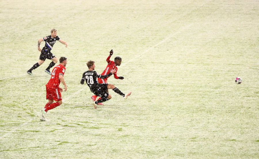 Michel Vlap trifft im Schneegestöber von München zum 1:0 für die Arminia.