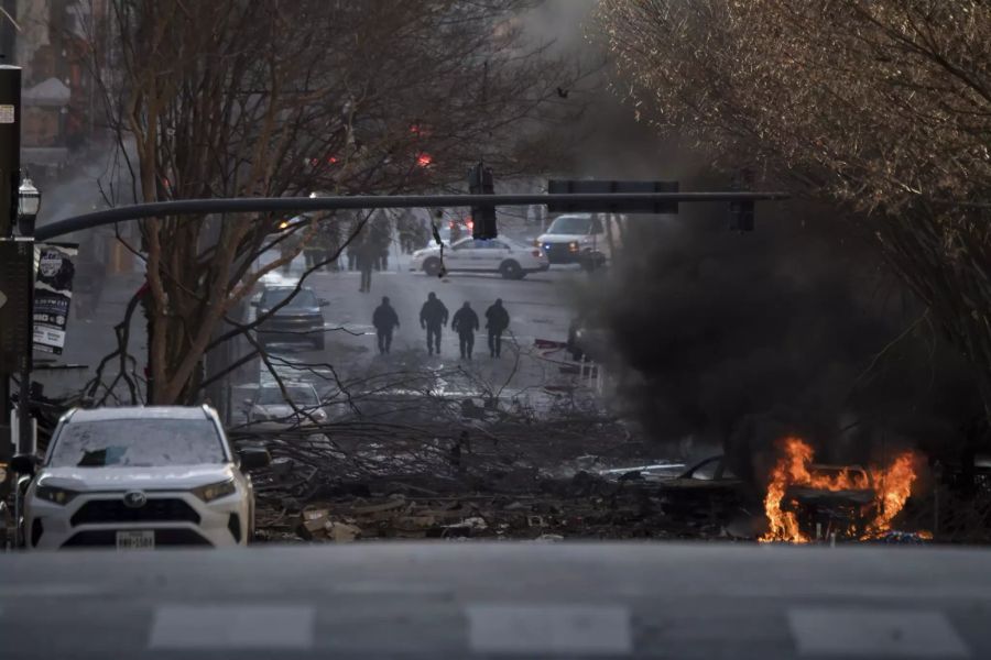 Ein Auto brennt nach der Explosion in Nashville.