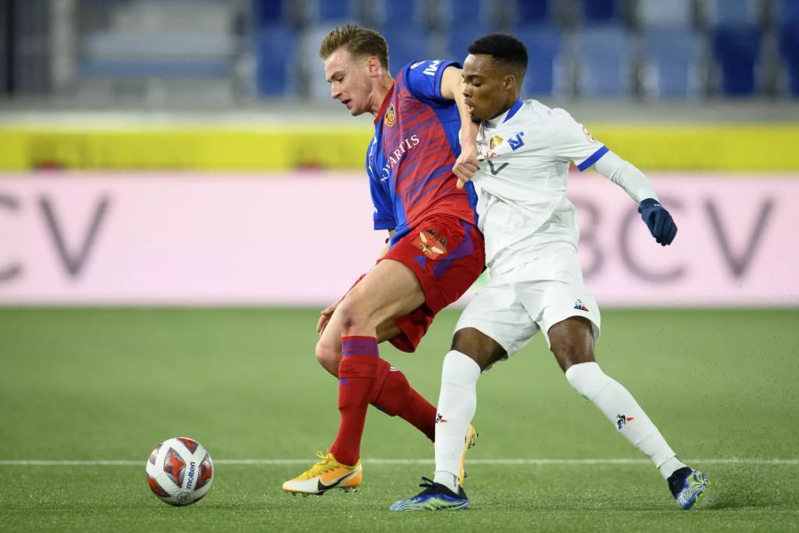 Jasper Van Der Werff (l.) vom FC Basel im Duell mit Lausannes Pedro Brazao (r.).