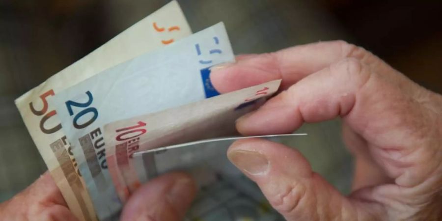 Die grosse Koalition will Menschen in Grundsicherung wegen der Corona-Krise finanziell unterstützen. Foto: Marijan Murat/dpa