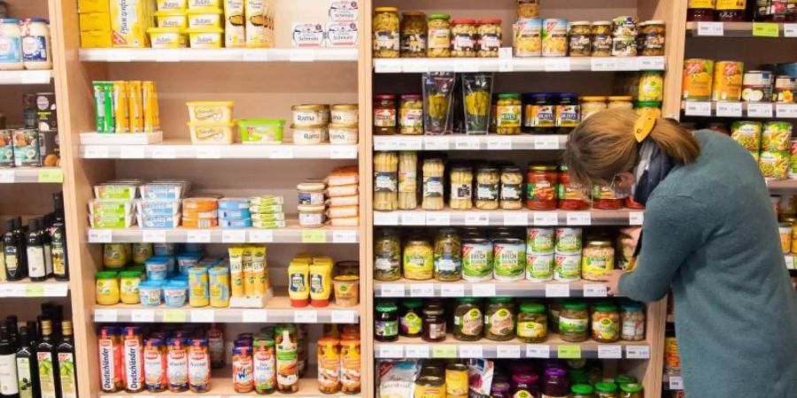 Die kleinen Geschäfte sind häufig auch ein sozialer Treffpunkt. Foto: Julian Stratenschulte/dpa