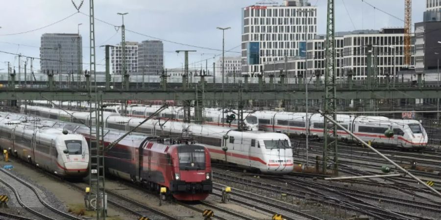 Züge der DB am Bahnhof München