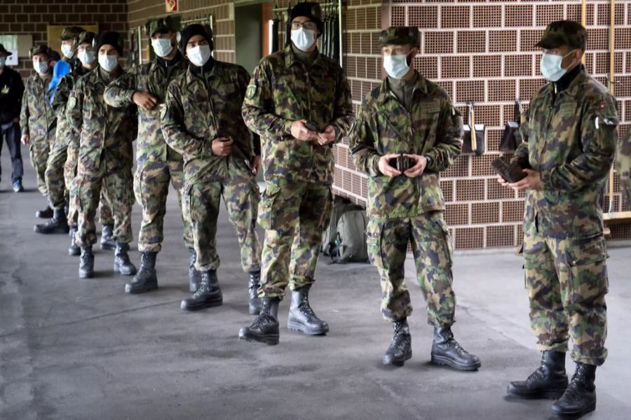 Rekruten mit Masken.