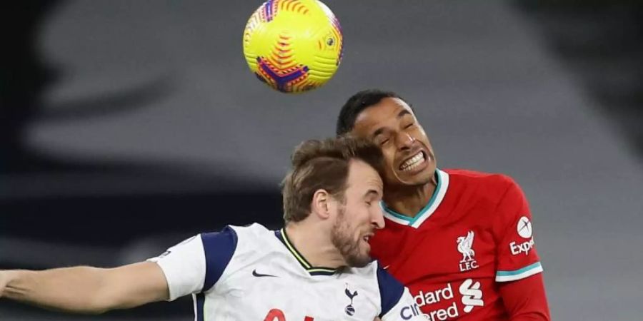 Joel Matip (r) verletzte sich gegen Tottenham. Foto: David Klein/CSM via ZUMA Wire/dpa