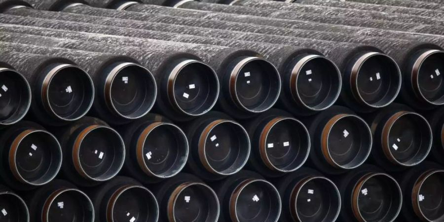 Rohre für den Bau der Erdgaspipeline Nord Stream 2 werden im Hafen Mukran auf der Insel Rügen gelagert. Foto: Jens Büttner/dpa-Zentralbild/dpa