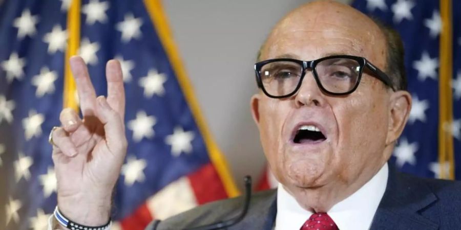 Rudy Giuliani ist ein treuer Weggefährte von Trump, brachte ihn aber bereits mehrfach in Schwierigkeiten. Foto: Jacquelyn Martin/AP/dpa