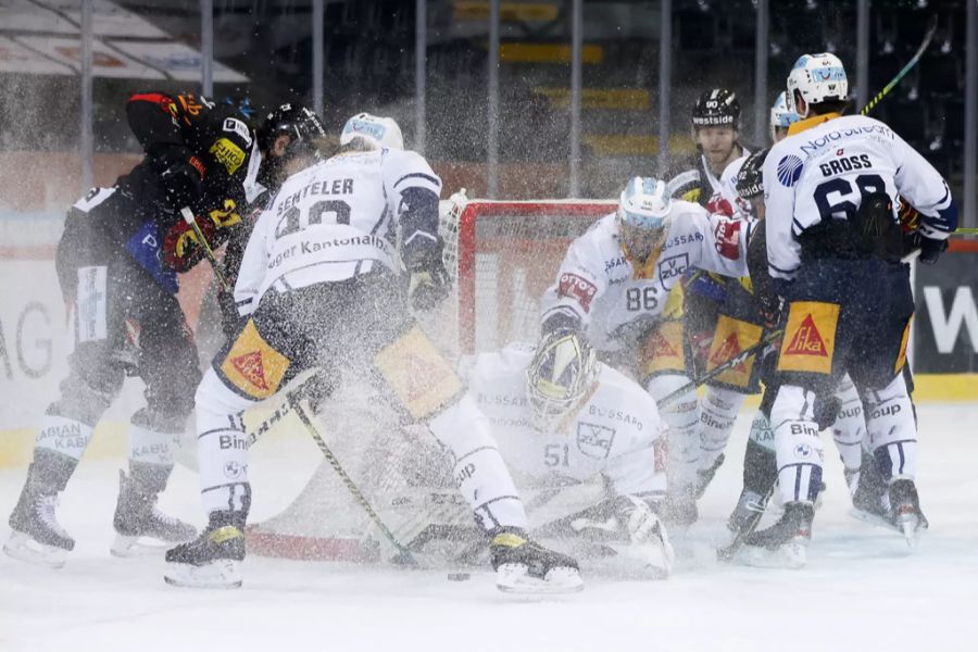 Zug-Goalie Luca Hollenstein behält im ersten Drittel trotz viel Verkehr den Durchblick.