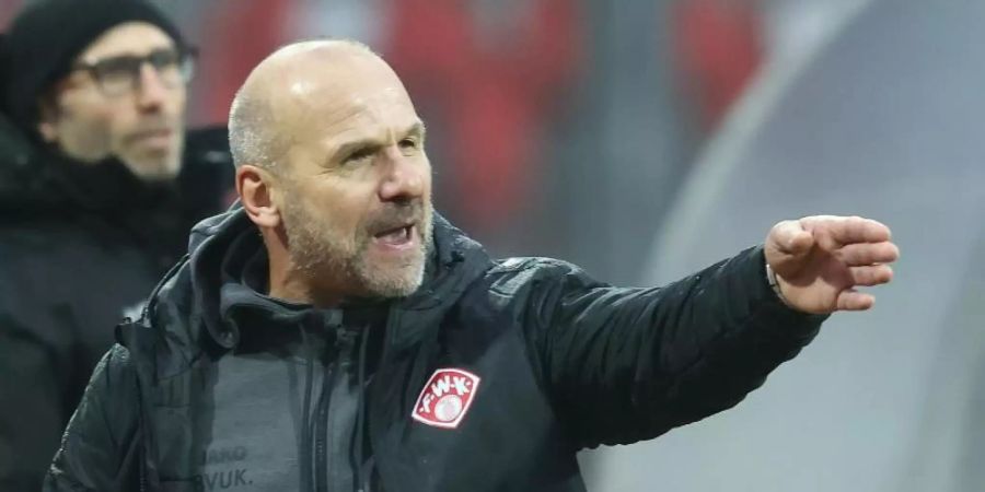 Muss mit einem Rumpfteam bei Darmstadt 98 antreten: Würzburg-Coach Bernhard Trares. Foto: Daniel Karmann/dpa