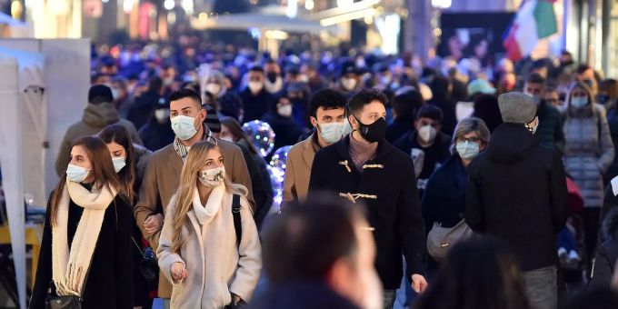 Menschen mit Masken wegen des Coronavirus sind auf Shopping-Tour. Christmas shopping Coronavirus