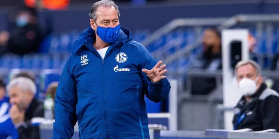 Konnte Schalke auch nicht den lang ersehnten Sieg bescheren: Interims-Coach Huub Stevens. Foto: Guido Kirchner/dpa