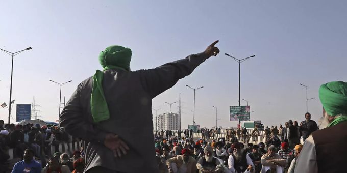 Protestierende Bauern kampieren auf einer Landstrasse an der Grenze zwischen Neu Delhi und Uttar Pradesh. neu delhi landwirtschaft protest