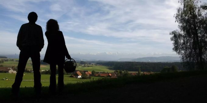 Zwei Spaziergänger geniessen das schöne Wetter und die Aussicht bei Frienisberg. (Symbolbild) Frienisberg