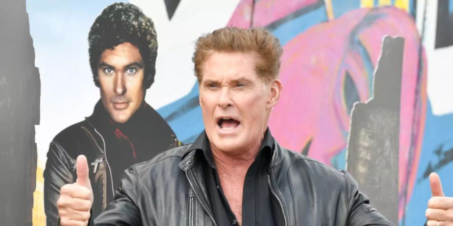 ARCHIV - David Hasselhoff steht bei einer Präsentation des Audible Original Hörbuchs «Up Against The Wall - Mission Mauerfall» vor der East Side Gallery. Foto: Jens Kalaene/zb/dpa