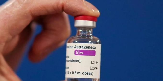 Eine Ampulle des Corona-Impfstoffs der Universität Oxford und des Pharmakonzerns Astrazeneca. Foto: Russell Cheyne/PA Wire/dpa Coronavirus Impfung Astrazeneca