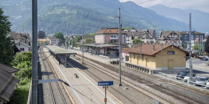 Die SBB investiert ab 2021 in die Barrierefreiheit des Bahnhofs Brunnen. Bahnhof Brunnen SBB