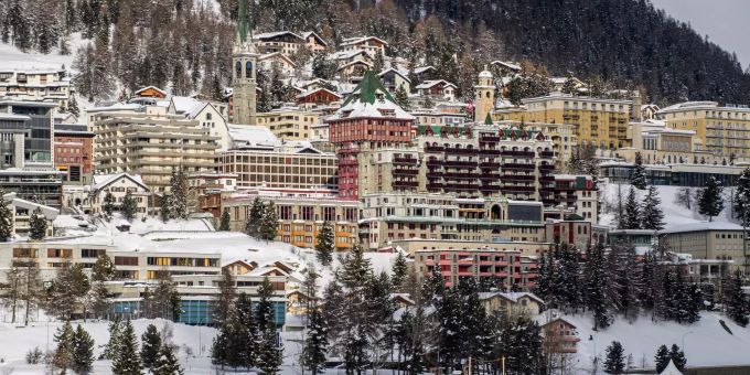 Das Badrutt's Palace und ein weiteres Fünf-Sterne-Hotel wurden wegen des mutierten Coronavirus unter Quarantäne gestellt. Coronavirus - St. Moritz