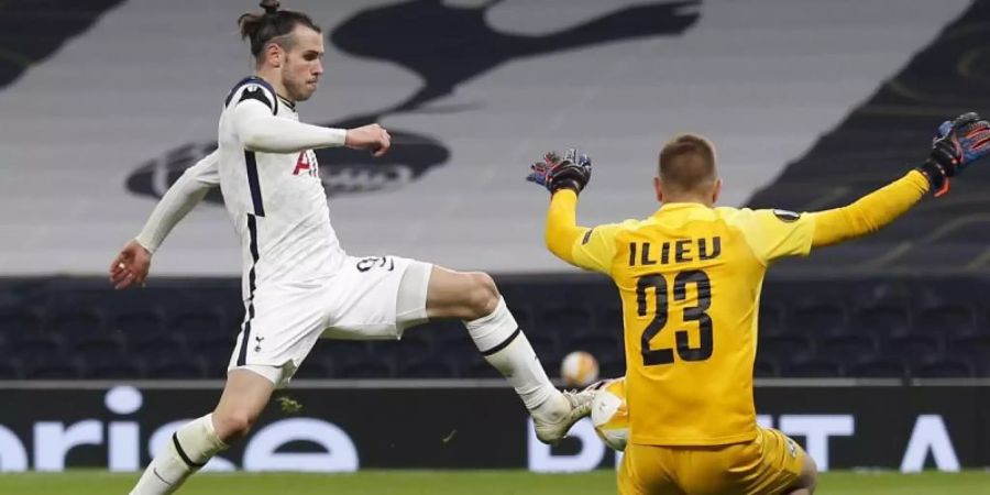 Tottenhams Gareth Bale (l) beim Torabschluss. Foto: Ian Kington/POOL AFP/AP/dpa