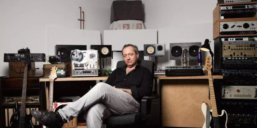 Bissige Betrachtungen der Gegenwart: Rainald Grebe macht «Popmusik». Foto: Alessandro De Matteis/Another Dimension/dpa