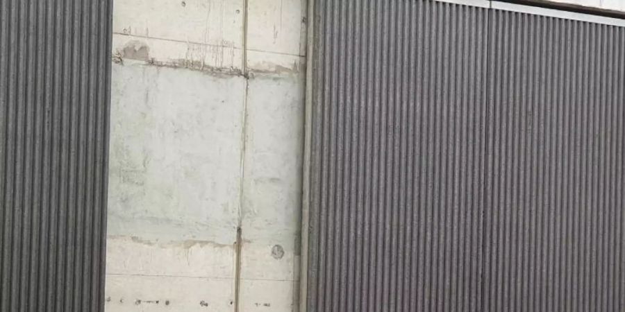Eine grosse Betonplatte einer Lärmschutzwand ist auf der Autobahn 3 bei Köln auf einen Wagen gestürzt und hat eine Autofahrerin getötet. Foto: Daniel Evers/WupperVideo/dpa