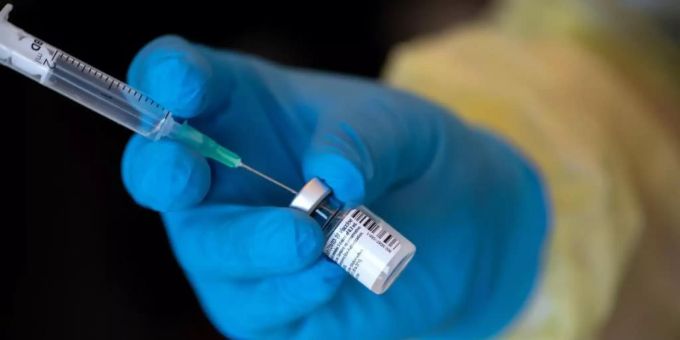 Eine medizinische Mitarbeiterin mit einem Corona-Impfstoff. Foto: Sven Hoppe/dpa