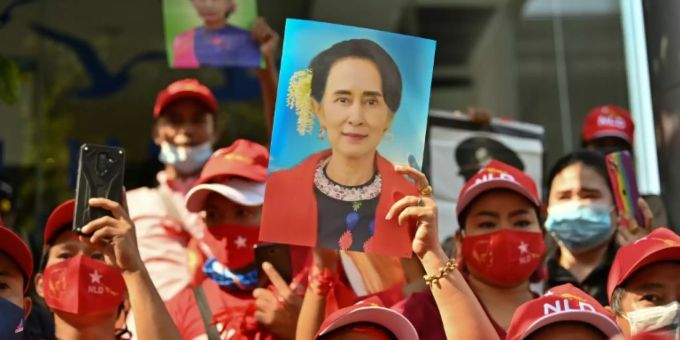 Suu Kyi-Unterstützer vor Botschaft von Myanmar in Bangkok Suu Kyi