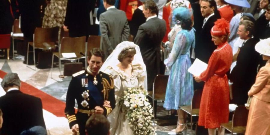 Prinz Charles und Prinzessin Diana verlassen nach der Trauungszeremonie die St.-Pauls-Kathedrale. Foto: dpa