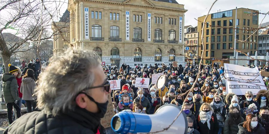 Gastrobetreiber protestierten am Samstag in Neuenburg gegen eine mögliche Verlängerung der Corona-bedingten Schliessung ihrer Betriebe bis Ende Februar.