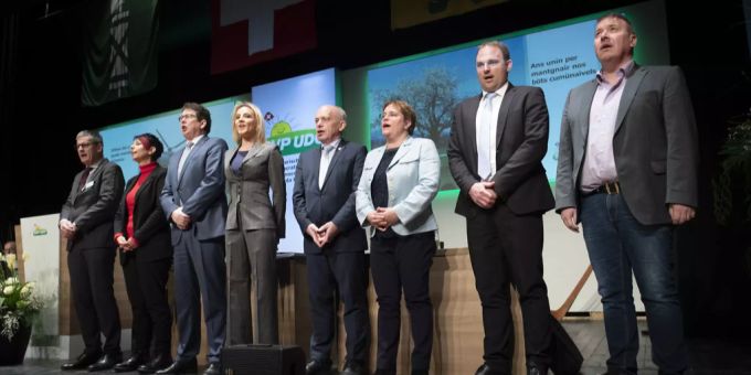 Die Parteileitung der SVP Schweiz 2019 sing die Landeshymne. Parteileitung SVP 2019