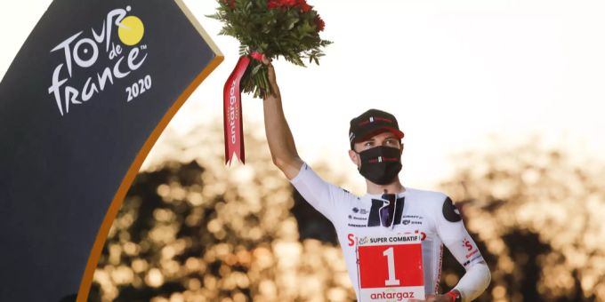 Marc Hirschi feiert auf dem Podium nach der einundzwanzigsten und letzten Etappe des Radrennens Tour de France. Marc Hirschi team